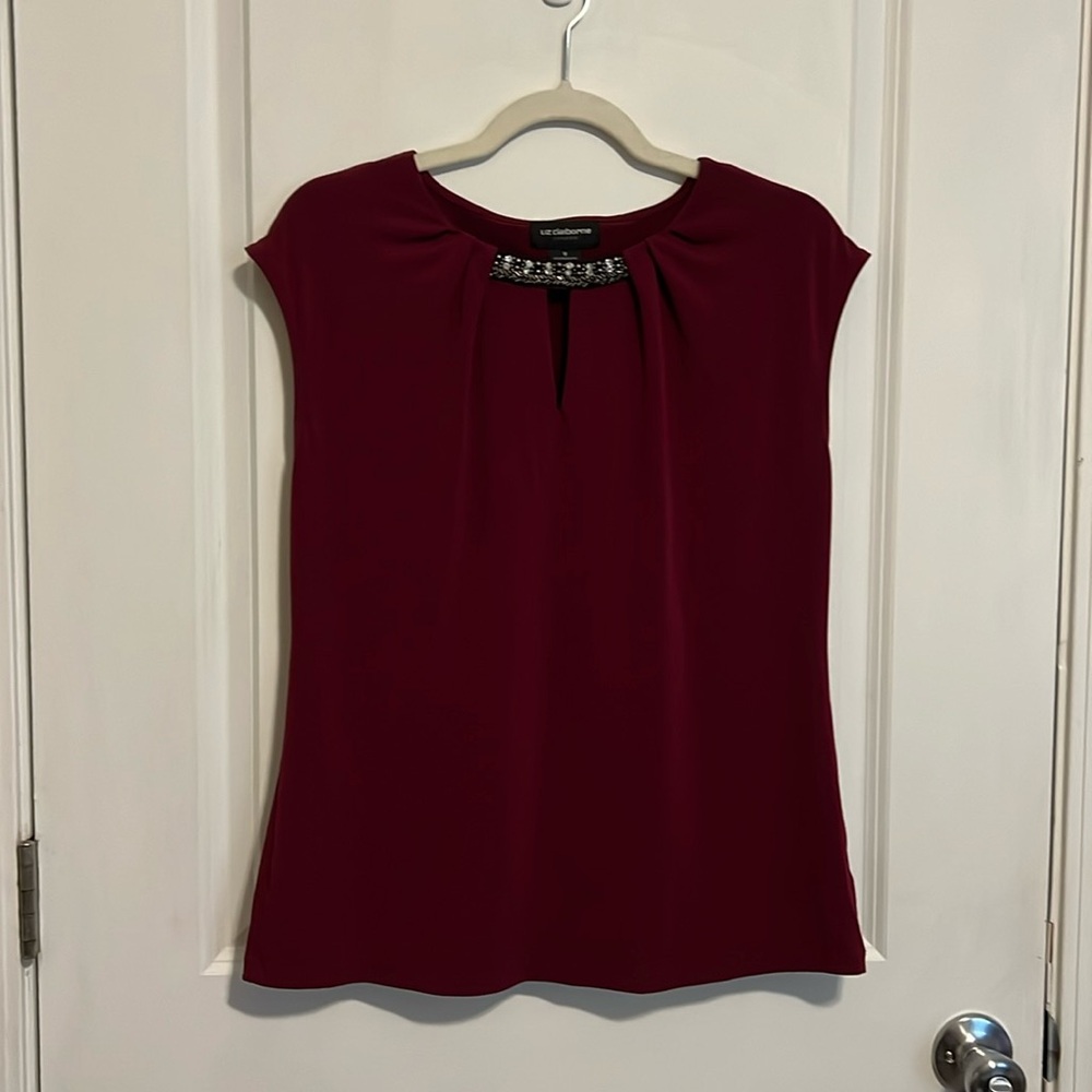 Sleeveless accessorized top